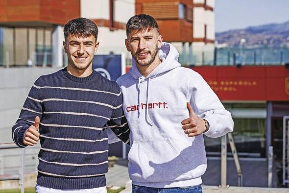 Los jugadores de la selección nacional David García y Martín Zubimendi a su llegada a la concentración.