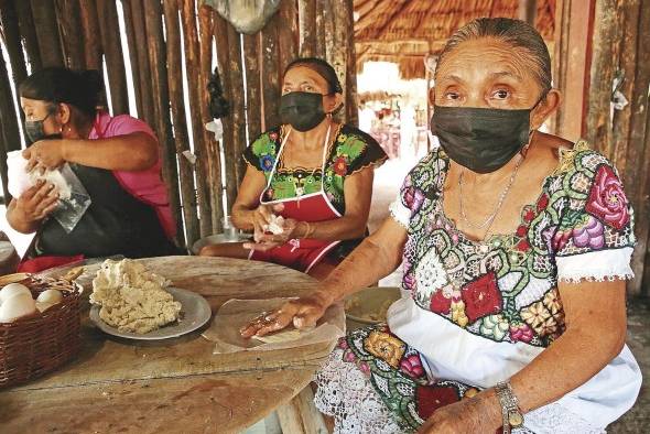 Leovigilda Canul Poot (d) posa durante una entrevista con 'EFE' el 23 de julio de 2022 en el poblado de Tikuch, Valladolid, estado de Yucatán.