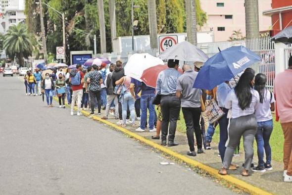 Miles de personas asistieron a la feria de empleo organizada por Kozerta.