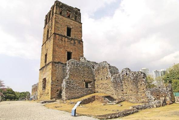 Panamá Viejo presenta las huellas del pasado colonial en sus ruinas.