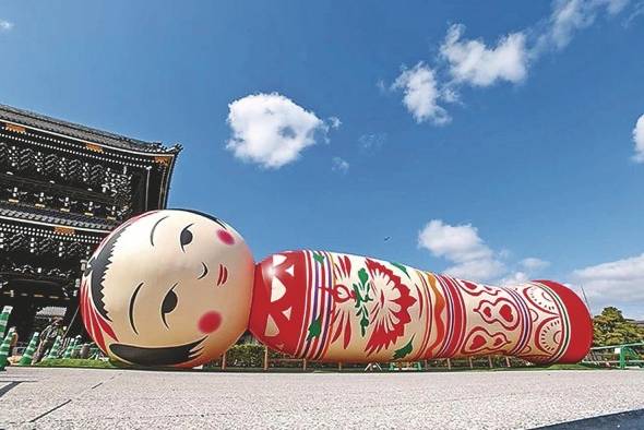 Una enorme muñeca Kokeshi adorna la puerta del templo Higashi Honganji.