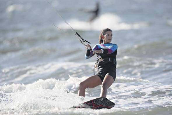 El 'kitesurf', una variante del deporte del 'surf' y que tiene sus orígenes el siglo XII.