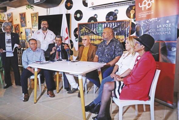 Miembros de la Coordinadora Nacional de Gremios Culturales y Artísticos de Panamá en conferencia de prensa, este jueves