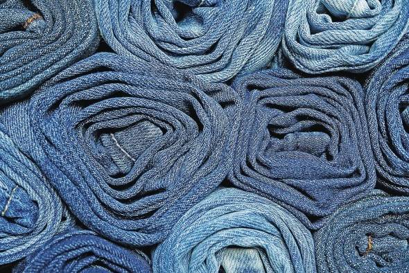 Según la Organización de las Naciones Unidas la industria textil usa más de 7,500 litros de agua para producir tan solo un par de 'jeans'.