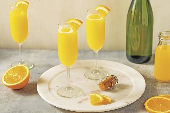 Mimosa. Dicen que fue servido por primera vez en el Hotel Ritz de Paris en 1925. Es el cóctel por excelencia para consumir durante un brunch o un aperitivo. Se sirve en una copa de champagne con jugo de naranja recién exprimido en partes iguales. Mimosa de saril No hay mayor misterio. Prepare una infusión de saril con especias según su preferencia. Sirva con el vino espumoso en partes iguales.