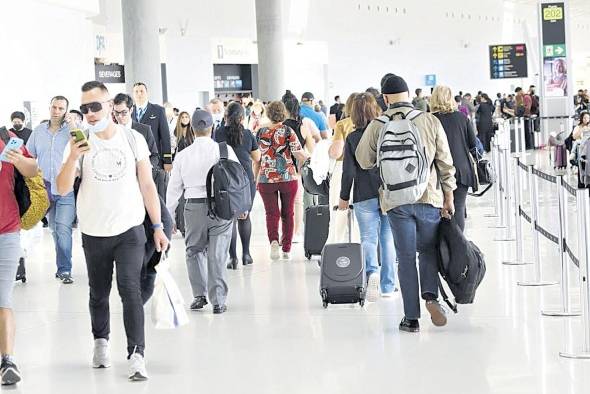 Pasajeros llegan al Aeropuerto Internacional de Tocumen.