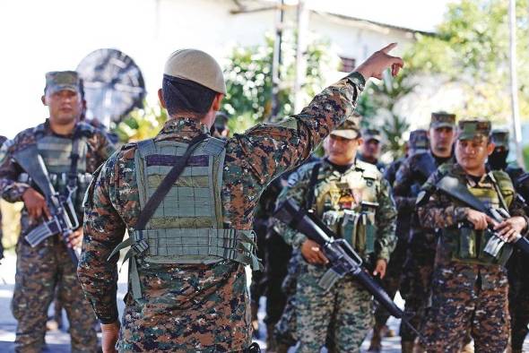 Fotografía de un cerco militar instalado por el Gobierno como parte del régimen de excepción en la comunidad “La Granjita”, de San Salvador (El Salvador).