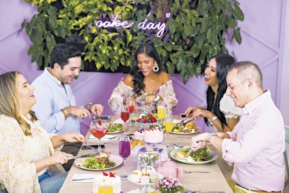 El menú incluye platos dulces y saldados, ensaladas y emparedados.