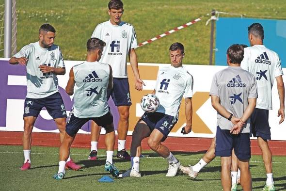 Los jugadores de la selección española de fútbol durante el entrenamiento en la Ciudad del Fútbol de Las Rozas, preparatorio para el partido de octavos de final de la Eurocopa que les enfrenta a Croacia.