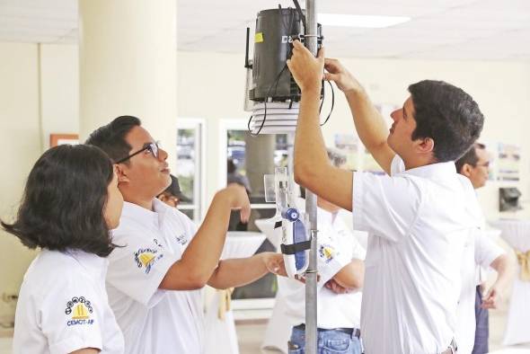 Estudiantes y estación meteorológica en la UTP.