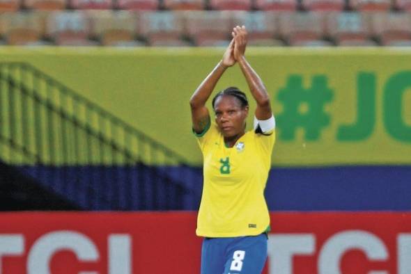 Miraildes Maciel Mota, mejor conocida como Formiga, de Brasil se despide hoy, en un partido del Torneo Internacional de Fútbol entre las selecciones de Brasil e India en el estadio Arena da Amazonia en Manaos (Brasil).