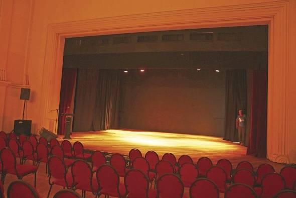 Los teatros son centros de entretenimiento cultural y artístico.