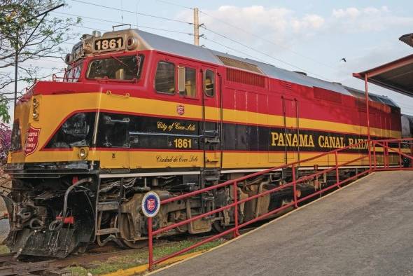 El Ferrocarril de Panamá. Es el primer ferrocarril transcontinental del mundo; se utiliza para conectar embarques y contenedores que pasan por el Canal de Panamá. Lo que mucha gente no sabe es que también les acepta el paso a pasajeros para gozar de un gran paseo en tren.