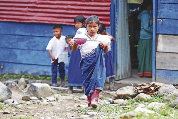 Los niños son alimentados en los centros educativos con crema de maíz.