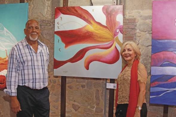 El maestro Olaciregui junto a la obra de Marilú Puerta.