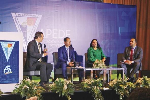 El secretario de Energía, Jorge Rivera Staff, durante un panel este martes 9 de mayo 2023, en el IX Foro de Energía: “Ruta para atender las necesidades de la seguridad energética en Panamá”, organizado por la Apede.