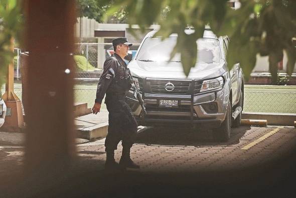 Agentes policiales son vistos en la sede de la Federación Salvadoreña de Fútbol, en San Salvador.