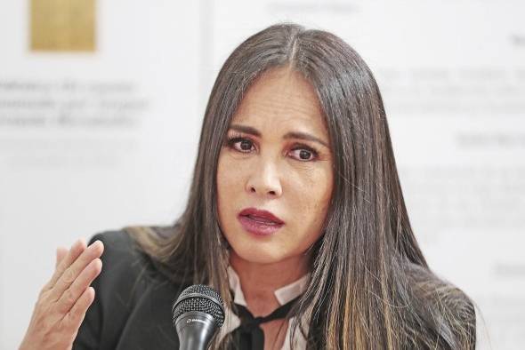 Zulay Rodríguez recoge firmas para una candidatura independiente.