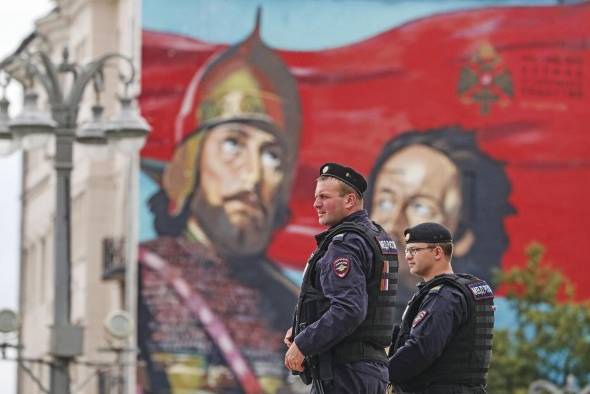 Policías rusos vigilan cerca de la Plaza Roja en Moscú, Rusia.