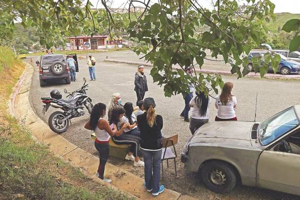 Familiares aguardaban la liberación de algunos de los detenidos, en la ciudad de Caracas, esta semana.