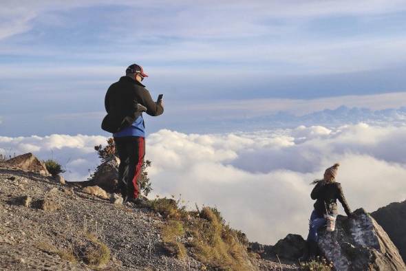 Si el cielo está despejado, hay que aprovechar antes de que la neblina dificulte la escalada.