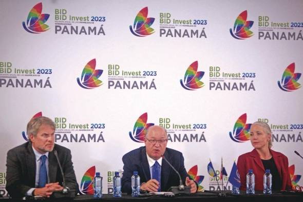 El nuevo presidente del Banco Interamericano de Desarrollo (BID), Ilan Goldfajn (c) habla en conferencia de prensa.