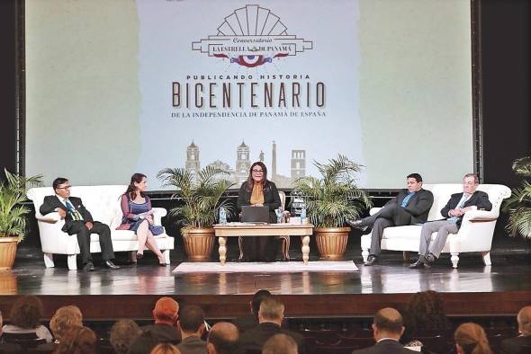 Durante el conversatorio se abarcaron los temas de memoria histórica, identidad cultural y el rol de los pueblos originarios.