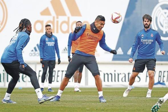 El centrocampista brasileño del Real Madrid Carlos Henrique Casemiro (c) participa en el entrenamiento del equipo este martes en Madrid para preparar su partido de dieciseisavos de final de la Copa del Rey de fútbol contra el Alcoyano.