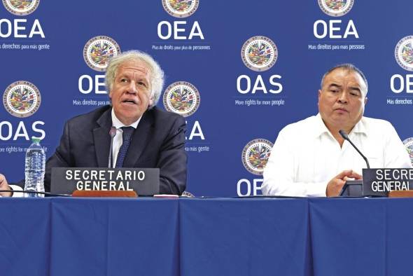 El secretario general y el secretario general adjunto de la OEA, Luis Almagro y Nestor Mendez, hablan durante una rueda de prensa.