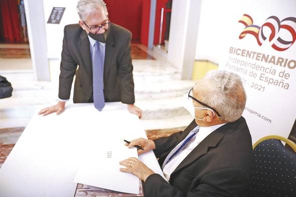 Castillero durante la firma de autógrafos de su nuevo libro.