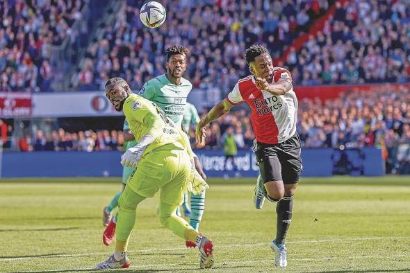 Luis Sinisterra (derecha) es una de las promesas del fútbol colombiano.