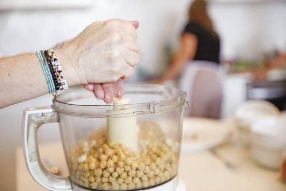 Para preparar el hummus, los garbanzos cocidos se procesan con el ajo y el jugo de limón.