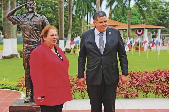 El ministro de Seguridad, Juan Pino, y la embajadora Mari Carmen Aponte