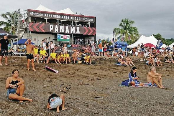 Visitantes extranjeros y nacionales asistieron al Panamericano de Surf, en playa Venao.