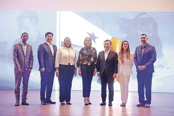 José Cuervo (Capatec); Jay Kim, presidente de Samsung Electronics Centroamérica y el Caribe; Milena Gómez (ITSE); Ýazmín Colón de Cortizo; TM Roh, presidente global de Mobile eXperience Business de Samsung, María Fernanda Hernández y Marvin Castillo (Fundesteam).