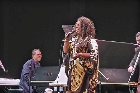 Dianne Reeves se presentó por primera vez en suelo Istmeño en la Noche de Gala del festival.