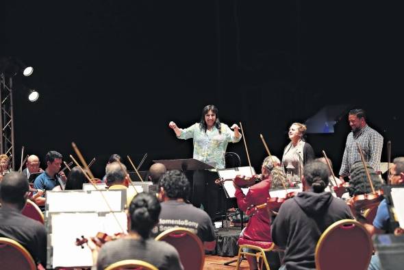 La directora francesa Nathalie Marín, dirigiendo a la Orquesta Sinfónica Nacional, durante un ensayo.