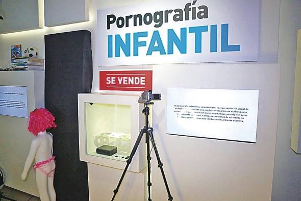 Teléfonos celulares, tablets, decodificadores de imágenes de televisión e impresoras fotográficas de alta calidad, son equipos encontrados por las autoridades en los operativos de pornografía infantil.