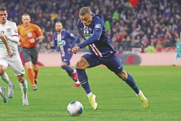 Kyllian Mbappé se lesionó en el entrenamiento de este lunes con un fuerte golpe en el pie.