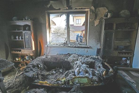 Una vista interior de una casa dañada por los bombardeos en el distrito de Osokorky, en el sureste de Kiev.