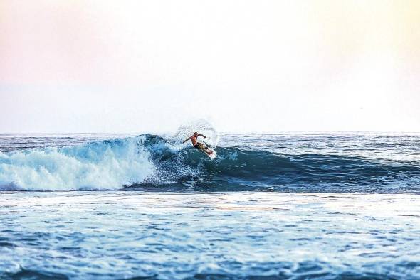 La playa El Palmar, playa Venao, Cambutal en la península de Azuero o playa Morrillo son lugares indicados para practicar el surf.