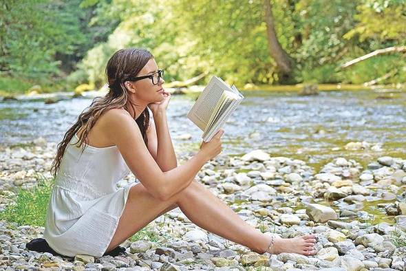 La lectura nos mantiene vivos y conectados. Nos hace sentir parte de algo y al mismo tiempo, libres.