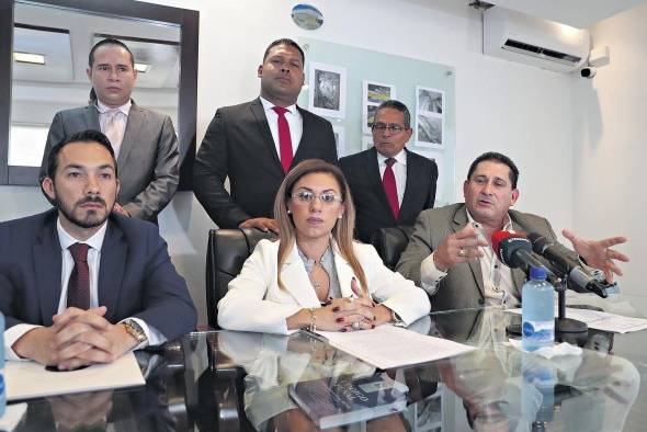 En la primera línea los abogados Juan Carlos Delgado, Linda Garrido, Irving Santos. En la parte de atrás, Gustavo Ruiz, Ramsés Álvarez, Oscar Chirú.