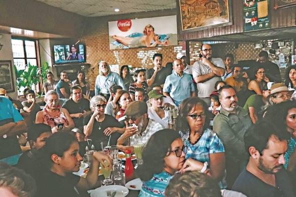 El público, ansioso de escuchar la historia del Arrabal de Santa Ana en el Café Coca Cola.