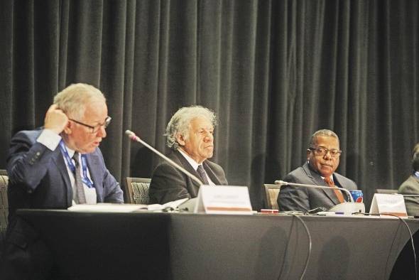 El secretario general de la Organización de Estados Americanos (OEA), Luis Almagro (c), participa en el IX Foro de la Sociedad Civil hoy, en Los Ángeles (EE.UU.).