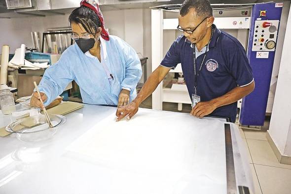 En el laboratorio de restauración lo mínimo que demoran para restaurar un documento son cuatro días, pero es lo más sencillo. Semana y media aproximadamente es lo que duran documentos más difíciles.