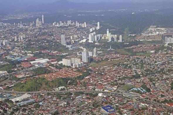 Para muchos, los problemas de congestión del tráfico en la ciudad de Panamá están relacionados con 'el hacinamiento' de la misma. No obstante, los datos muestran que la ciudad de Panamá se ha estado haciendo menos densa y más dispersa, siendo esta dispersión la verdadera causa de la disfuncionalidad del tráfico vehicular.