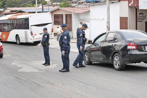 Las autoridades de seguridad retuvieron 465 personas por violar el toque de queda.