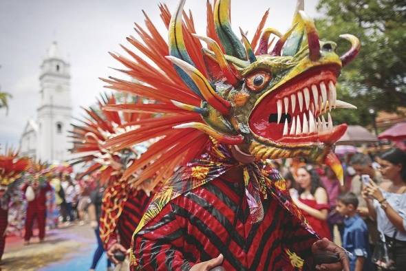 Los “diablos” reciben el perdón para ingresar a la iglesia.