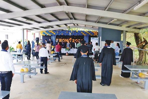 Durante los actos de graduación se mantuvieron las medidas de bioseguridad.